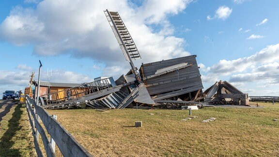 Bei Sturm umgestürzte historische Windmühle aus Holz