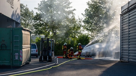 Feuerwehrleute löschen einen Brand.