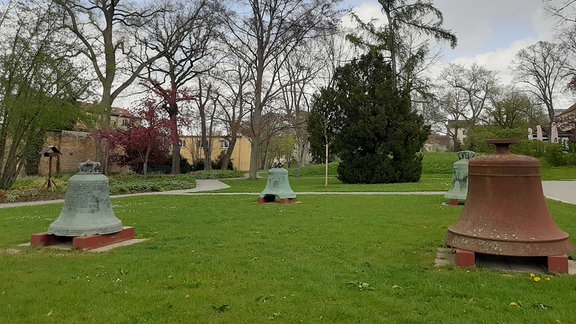 Mehrere Glocken im Paulinenpark in Apolda