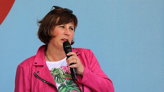 Christiane Schmidt-Rose (CDU) ist Landrätin im Weimarer Land und spricht in ein Mikrofon.
