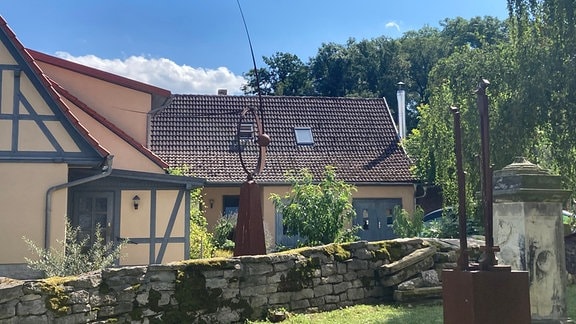 Ein altes Haus und eine Steinmauer in der Sonne