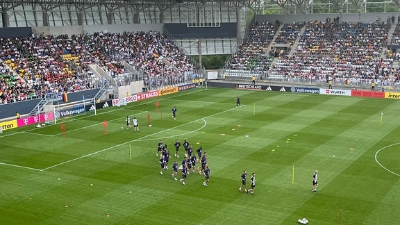 Die Deutsche Nationalmannschaft trainiert im Jenaer Stadion.