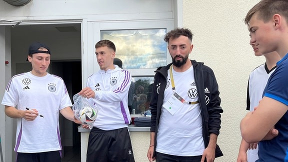 Spieler der deutschen Fußball-Nationalmannschaft besuchen Blankenhainer Schüler