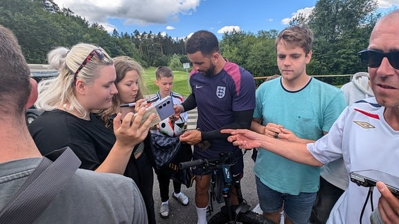 Fans holen sich in Blankenhain ein Autogramm des englischen Fußball-Nationalspielers Kyle Walker von Manchester City.