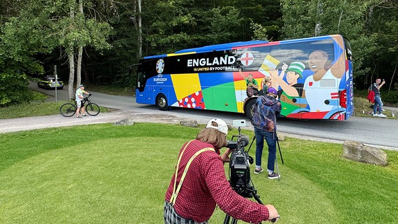 Der Tourbus der englischen Fußball-Nationalmannschaft fährt zum EM-Finale nach Berlin.