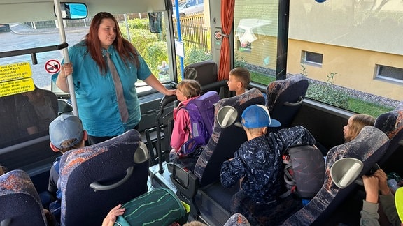 Die Erstklässler erhalten im Schulbus ein Training.