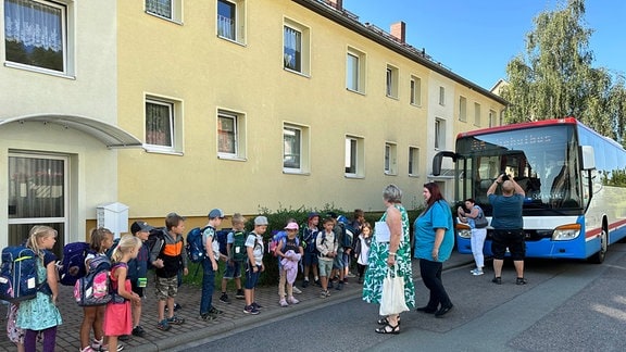 Die Erstklässler erhalten im Schulbus ein Training.