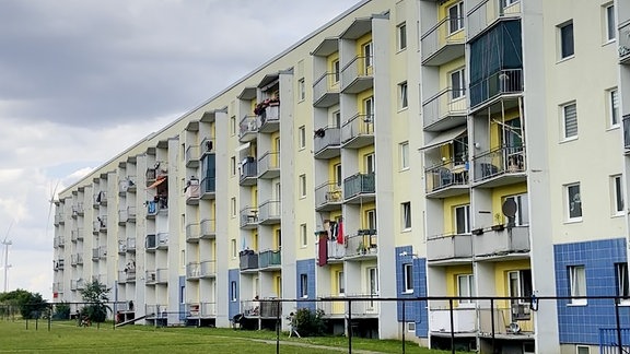 Ein Wohnblock in einem Dorf in Thüringen.