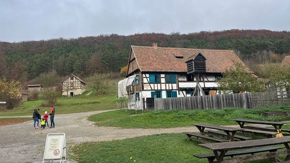 Ein Fachwerkhaus mit rotem Ziegeldach im historichen Dorf des Freilichtmuseums in Hohenfelden