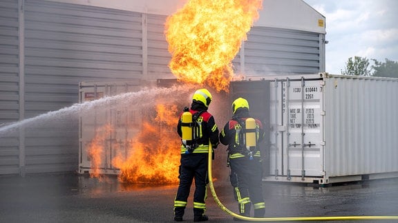 In Isseroda im Weimarer Land ist ein Überseecontainer mit Batterien in Flammen aufgegangen.  Mehrere Feuerwehren der Region waren im Einsatz.