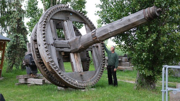 Martin Wernicke steht am sogenannten Kammrad einer Mühle aus Klettbach.