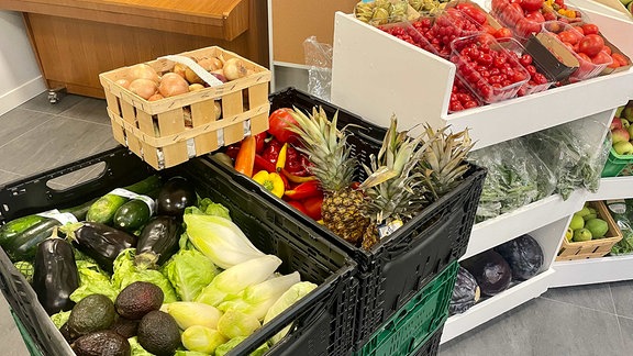 Gemüse und Obst in Kisten