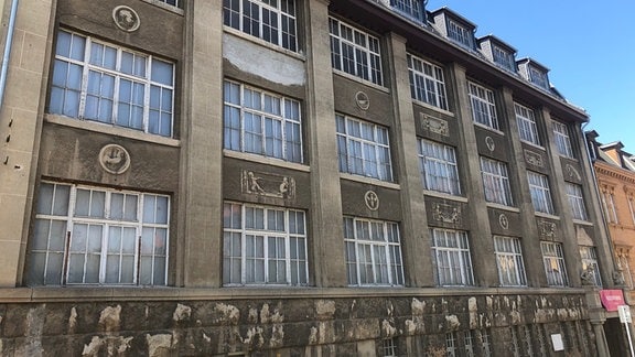 Die ergraute, alte Fassade der alten Kulturfabrik Apolda ist offensichtlich baufällig.