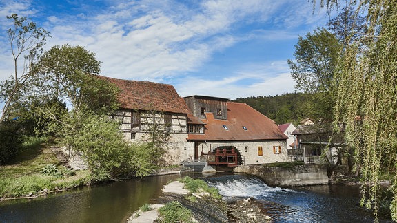 Die Mühle in Buchfart am Fluss.