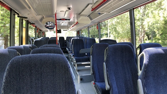 Ein leerer Fahrgastraum in einem Linienbus.