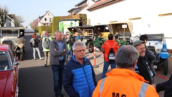 Menschen beim Osterspaziergang in Apolda