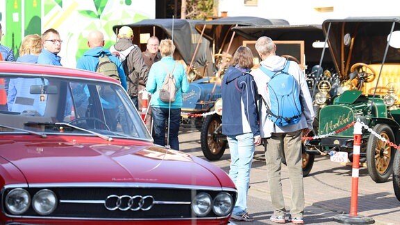 Menschen beim Osterspaziergang in Apolda