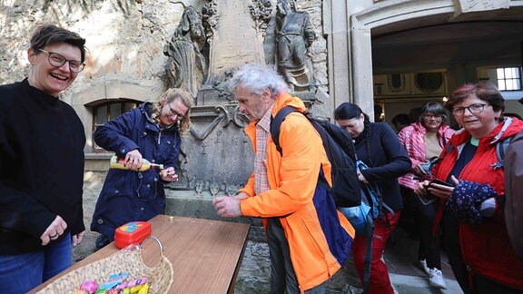 Menschen beim Osterspaziergang in Apolda