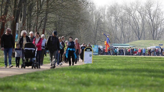 Menschen beim Osterspaziergang in Apolda