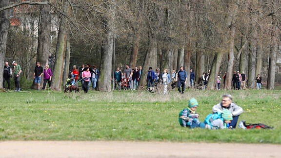 Menschen beim Osterspaziergang in Apolda