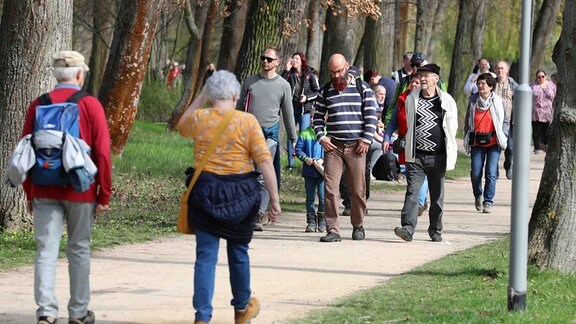 Menschen beim Osterspaziergang in Apolda