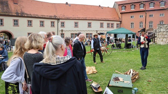 Menschen beim Osterspaziergang in Apolda