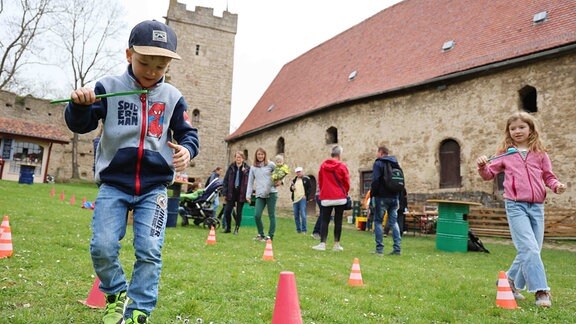 Menschen beim Osterspaziergang in Apolda