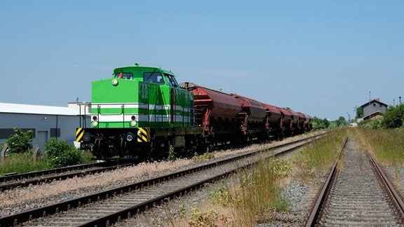 Verschiedene Güterzüge auf der Strecke der Pfefferminzbahn