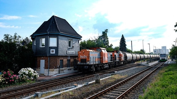 Verschiedene Güterzüge auf der Strecke der Pfefferminzbahn
