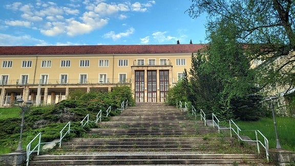 Gebäude der seit Jahren leer stehenden Quellbrunn Klinik in Bad Berka. 