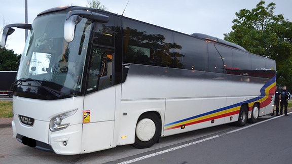 Die Polizei hat an einer Autobahn-Raststätte im Weimarer Land erneut einem vollbesetzten Reisebus die Weiterfahrt verboten. Grund waren laut Polizei erhebliche technische Mängel.