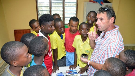 Gerd Kessler mit Schülern in Mombasa