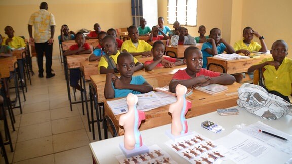 Schüler in einem Klassenzimmer in Mombasa