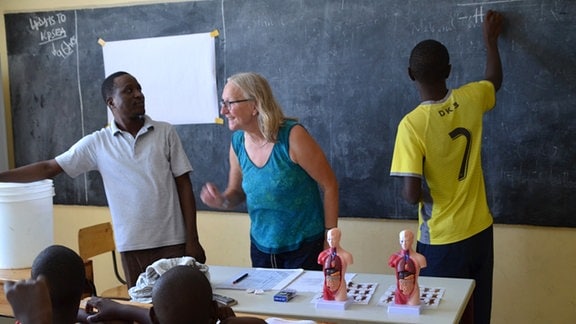 Gabriele Keßler und Lehrer und Schüler in einem Klassenzimmer in Mombasa