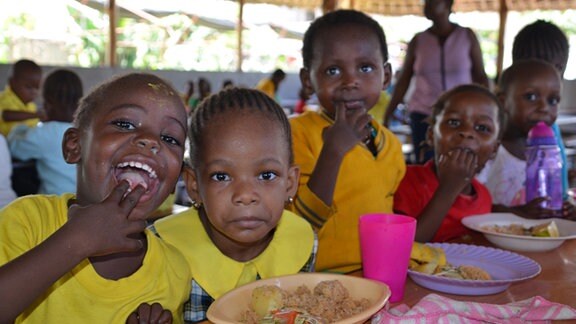 Schüler beim Essen an einer Schule in Mombasa