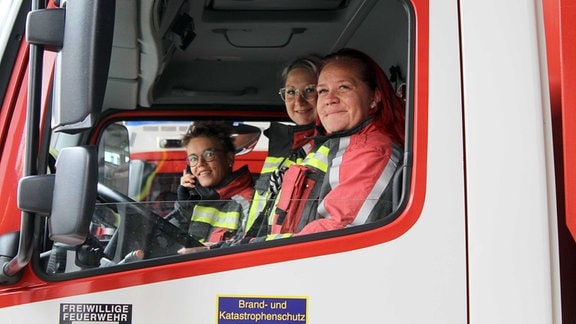 Besuch auf dem Gelände der FFW Sömmerda - Besucher im Fahrerhaus eines Löschzuges