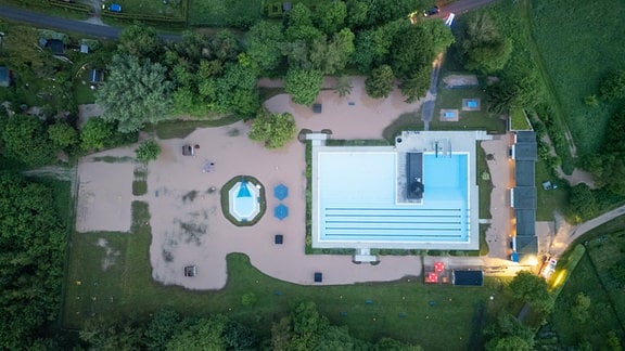 Ein Luftbild vom Freibad in Bad Berka.