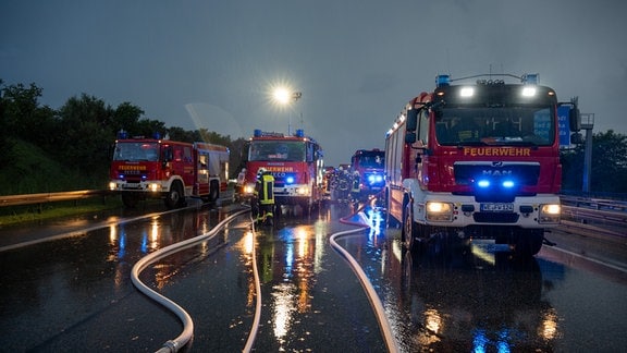 Nach einem Unfall auf der Autobahn 4 bei Weimar brannte ein Gefahrgut-Lkw. 