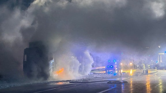 Nach einem Unfall auf der Autobahn 4 bei Weimar brannte ein Gefahrgut-Lkw.