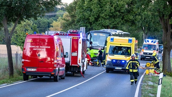 Rettungsfahrzeuge an einer Unfallstelle.