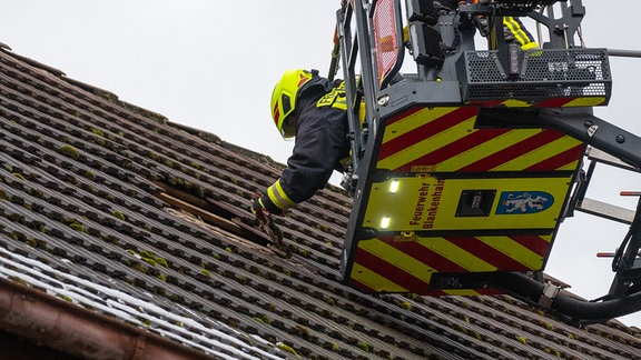 Feuerwehr im Einsatz wegen herunterfallender Dachziegel durch Sturm