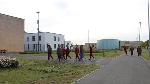 Gefangene auf dem Freigelände der Haftanstalt