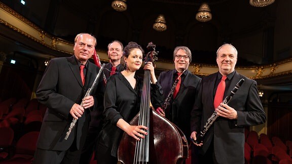 Ensemble DiX, vier Männer mit Blasinstrumenten und eine Frau mit einem Kontrabass.