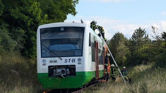 Bei einer Regionalbahn im Ilm-Kreis brannte ein Turbolader durch. Die Feuerwehr war im Einsatz.