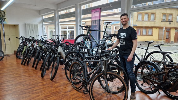 Der Ladeninhaber Sebastian Gigerenzer in seinem Fahrradgeschäft in Arnstadt