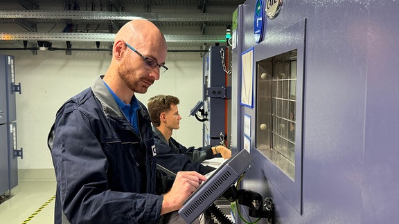 Mitarbeiter bedienen in Halle von CATL Klimakammern