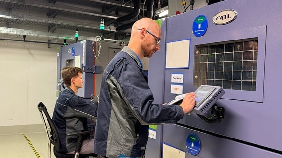 Mitarbeiter bedienen in Halle von CATL Klimakammern