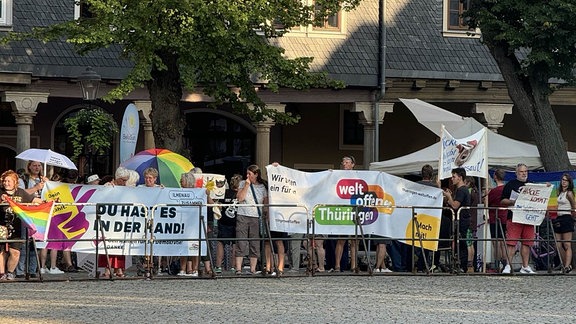 Auf dem Arnstädter Markt demonstrieren Menschen unter dem Motto "Wir lassen uns die Demokratie nicht nehmen"