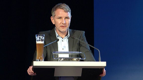 Björn Höcke an einem Rednerpult beim politischen Aschermittwoch der AfD.