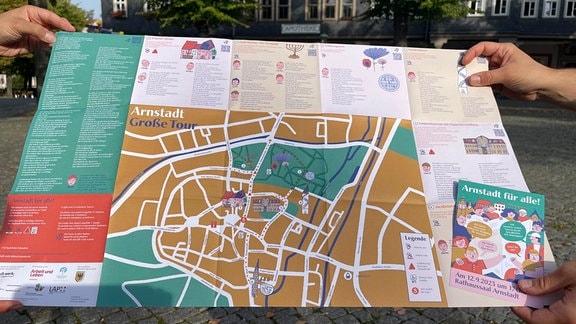 Arnstadt hat erstmals einen inklusiven Stadtplan. Er wurde von Menschen mit Beeinträchtigungen erstellt und zeigt zwei barrierearme Touren, eine große und eine kleine, durch die Altstadt.